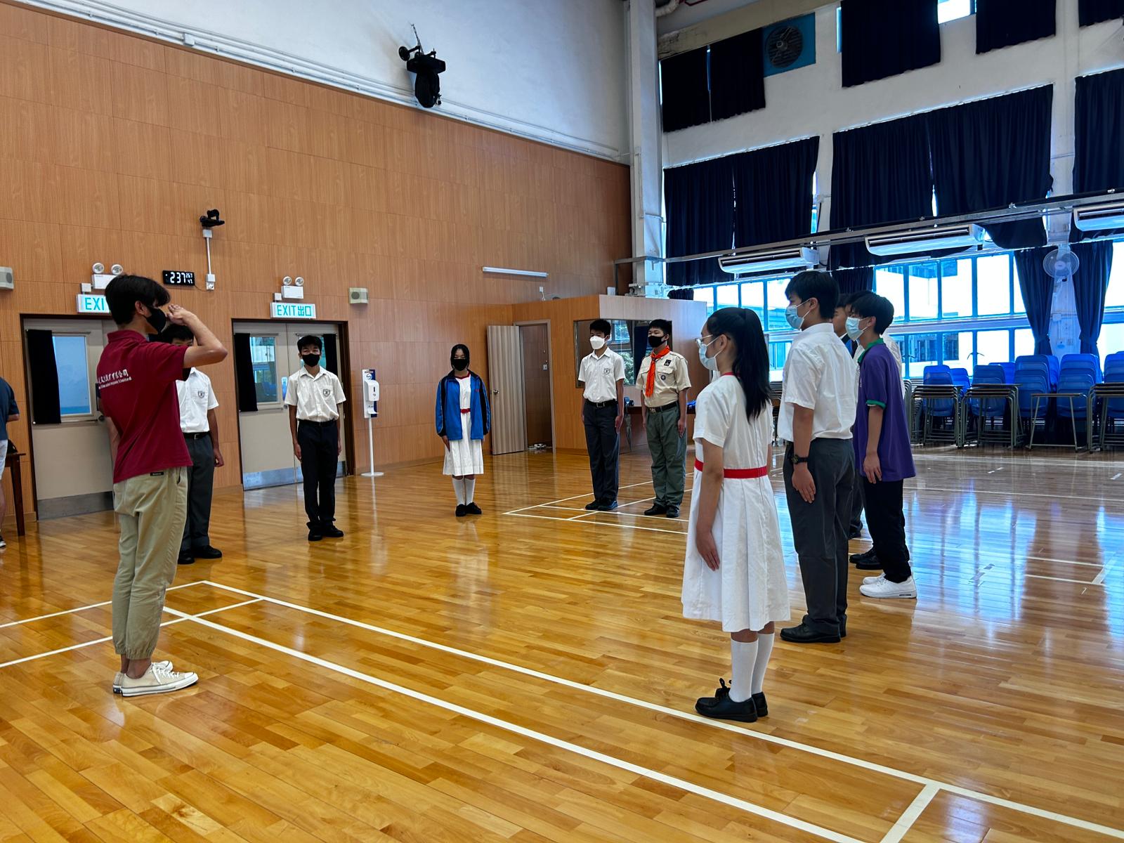 香港紅卍字會大埔卍慈中學 到校升旗訓練 - 敬禮