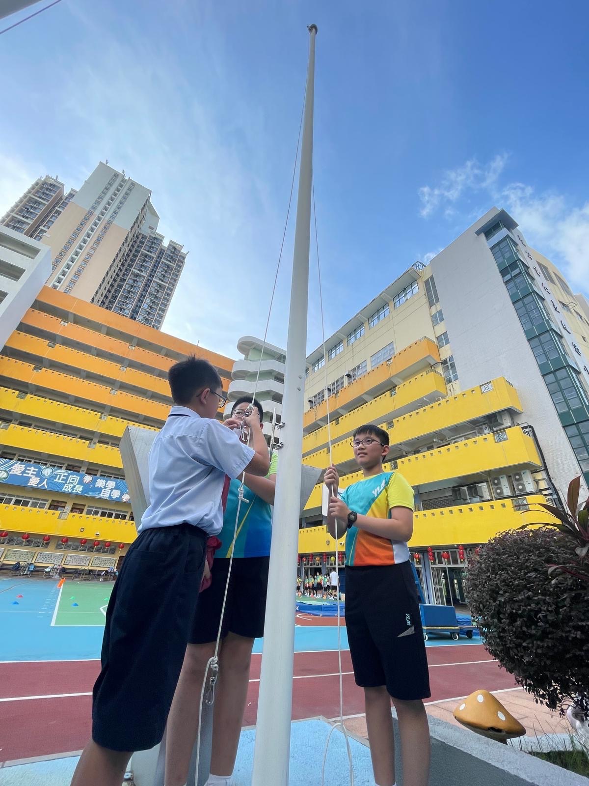 到校升旗訓練 — 養成紀律與責任感