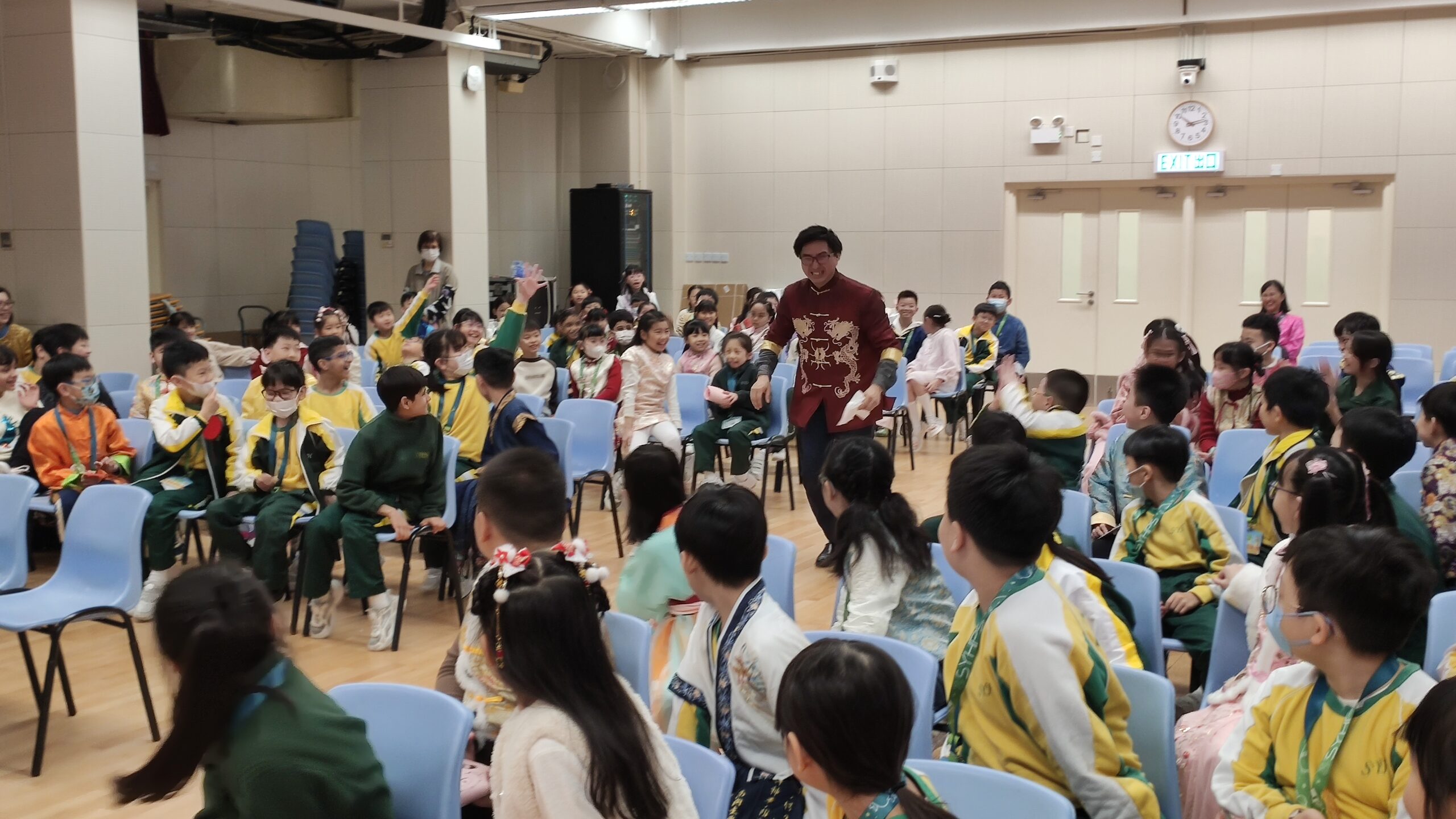 古彩戲法到校｜開放日表演｜吸引家長與學生注目
